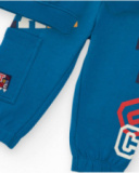 Completo felpa e pantalone per bambino in blu con stampa e ricami.