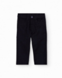 Pantaloni in twill per bambino blu navy con tasca posteriore e dettaglio ricamato.