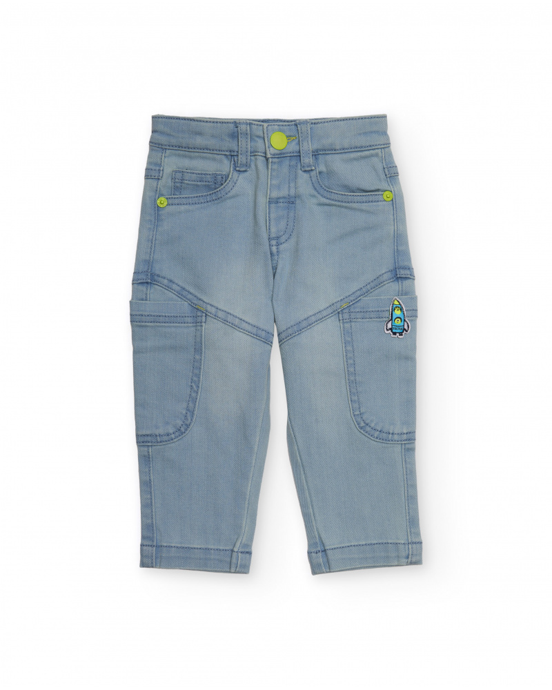 Pantalón denim para niño color azul claro con bordado de cohete.