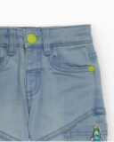 Jeans per bambino azzurro con ricamo di razzo.
