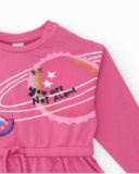 Blusa rosa a maniche lunghe per bambina con stampa spaziale e volant in vita.