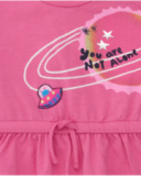 Blusa rosa a maniche lunghe per bambina con stampa spaziale e volant in vita.