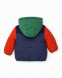 Giacca imbottita per bambino a blocchi di verde, blu navy e arancione. Giacca imbottita per bambino a blocchi di verde, blu navy e arancione.