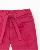 Pantaloni in gabardine fucsia per bambina con cintura coordinata.