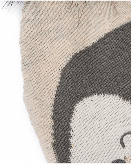 Cappellino in maglia per neonato di colore beige con design pinguino e pompon nero.