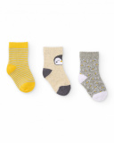 "Set di tre calzini per neonato nei toni del giallo, beige e grigio con stampe divertenti."