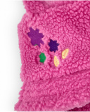 Cappello rosa per bambina con texture effetto montone e dettagli decorativi a orecchiette.