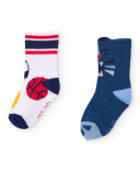 Set di due paia di calzini per bambino in colori vivaci con motivi sportivi e animali.