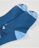 Set di due paia di calzini per bambino in colori vivaci con motivi sportivi e animali.