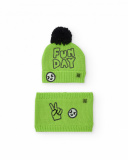 Set di berretto e collo per bambino verde con ricami e pompon nero