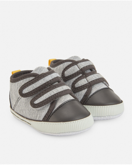 Scarpa sportiva per neonato nei toni del grigio con chiusura in velcro