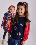Gilet in maglia blu navy per bambina con ricamo floreale. Gilet in maglia blu navy per bambina con ricamo floreale.