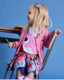 Maglietta bianca a maniche lunghe per bambina con stampa di stelle colorate.