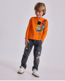 Pantaloni per bambino in grigio slavato con stampe di attrezzi