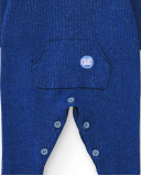 Tutina in maglia azzurra per bambino con colletto classico e tasca frontale Tutina in maglia azzurra per bambino con colletto classico e tasca frontale