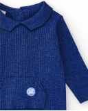 Tutina in maglia azzurra per bambino con colletto classico e tasca frontale Tutina in maglia azzurra per bambino con colletto classico e tasca frontale