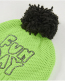 Cappello in maglia verde per bambino con pon pon e ricamo