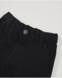 Pantalone da bambino nero con tasche e risvolto sul fondo