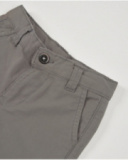 Pantalone da bambino grigio con tasche e risvolto sul fondo