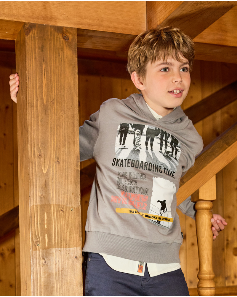 Felpa grigia con cappuccio e stampa skate per bambino