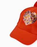 Cappellino bambina in tessuto piano con cuore di paillettes