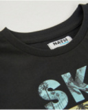 T-shirt da bambino in maglia con scritte decorate