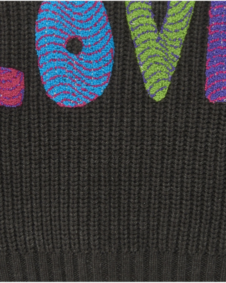 Suéter preto com letras "LOVE" em cores vivas para meninas da