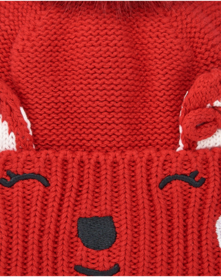 Gorro tricotado para menina em vermelho com detalhes bordados