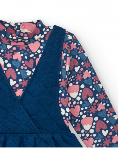Conjunto de vestido azul acolchoado e camiseta estampada para