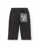 Calça rasteira preta de menino com detalhe de bolso "Bla Bla" Calça rasteira preta de menino com detalhe de bolso "Bla Bla"