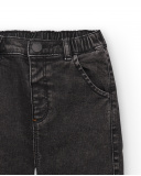 Calça rasteira preta de menino com detalhe de bolso "Bla Bla" Calça rasteira preta de menino com detalhe de bolso "Bla Bla"