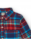 Camisa xadrez de menino em tons de vermelho e azul com detalhe Camisa xadrez de menino em tons de vermelho e azul com detalhe