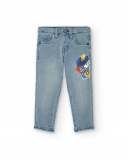 Calça jeans de menino azul claro com estampa gráfica Coleção Calça jeans de menino azul claro com estampa gráfica Coleção