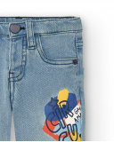 Calça jeans de menino azul claro com estampa gráfica Coleção Calça jeans de menino azul claro com estampa gráfica Coleção