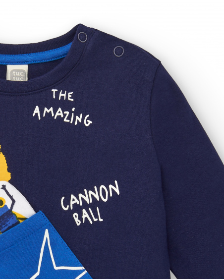 Camiseta menino em malha azul marinho com estampa canhão e Camiseta menino em malha azul marinho com estampa canhão e
