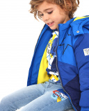 Pantalón denim niño en azul claro con estampado gráfico Pantalón denim niño en azul claro con estampado gráfico