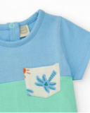 Conjunto para niño con camiseta azul y verde y shorts blancos