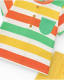Conjunto para niño con camiseta a rayas y pantalón corto