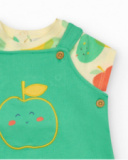 Conjunto para niño con camiseta de manzanas y peto verde con