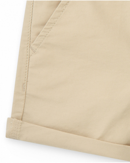 Pantalón corto beige para niño con bolsillos y cierre con botón