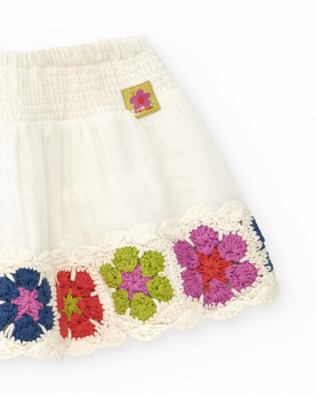 Falda blanca para niña con detalles en crochet multicolor