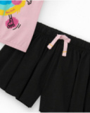 Conjunto para niña con blusa rosa y short negro plisado