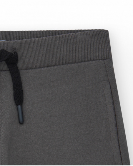 Bermudas para menino em cinza com cintura ajustável e bolsos.