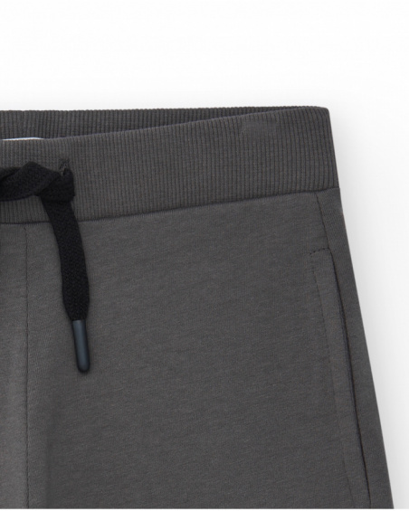 Bermudas para menino em cinza com cintura ajustável e bolsos.