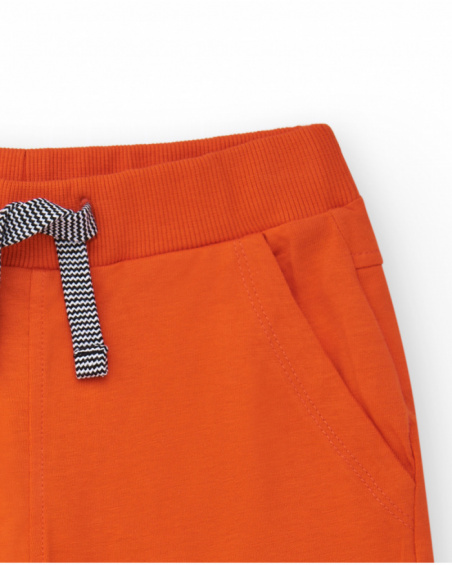 Bermudas para menino em vermelho com cintura ajustável e bolsos.