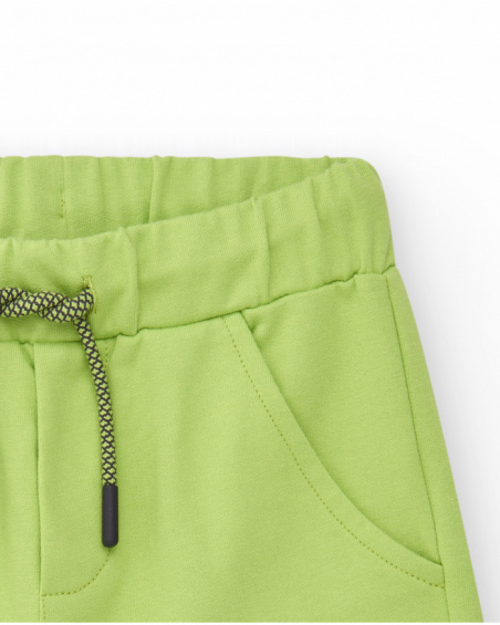 Bermudas para menino na cor verde com cintura elástica e bolsos