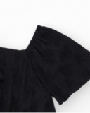 Vestido para menina na cor preta com mangas curtas bufantes.
