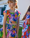 Conjunto de blusa e saia para menina com estampa floral multicolorida. | tuc tuc