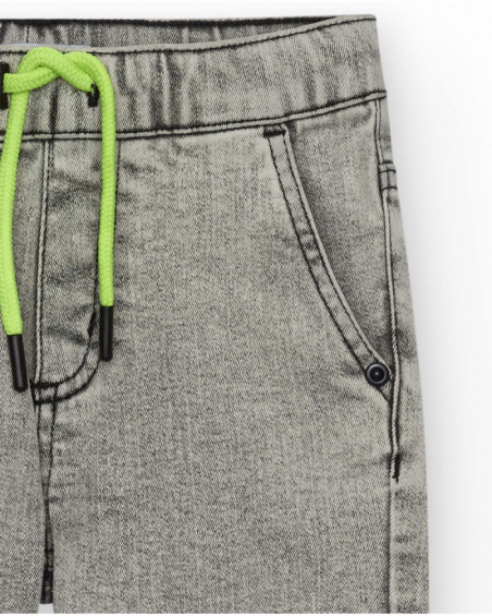 Bermuda jeans cinza lavado para menino com cordão verde neon.