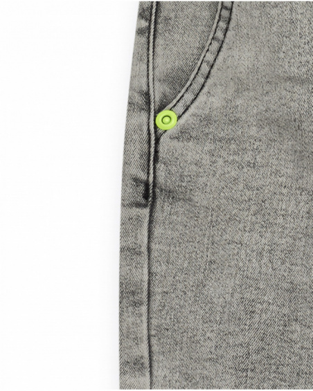 Bermuda jeans cinza lavado para menino com cordão verde neon.